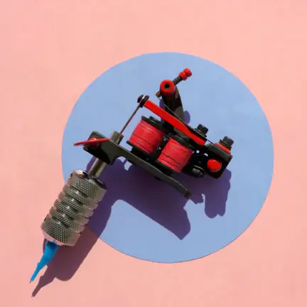 Profesionální tetovací strojek v No Name studiu Praha